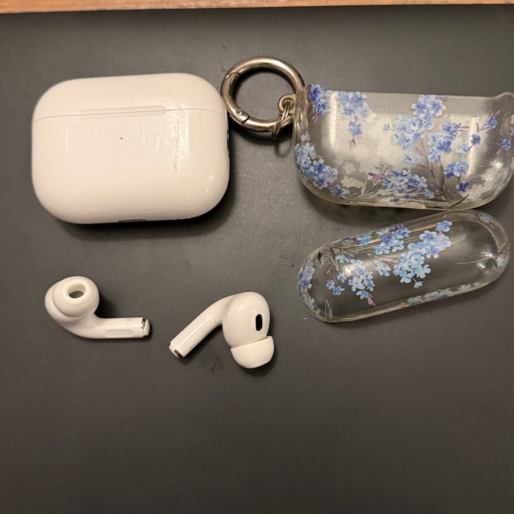 Like New. Apple AirPods Pro 2 w/ Noise Cancellation. Comes with case